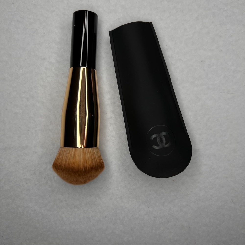 Chanel Sublimage L'ESSENCE DE TEINT Foundation Brush Full Size - Picture 3 of 6